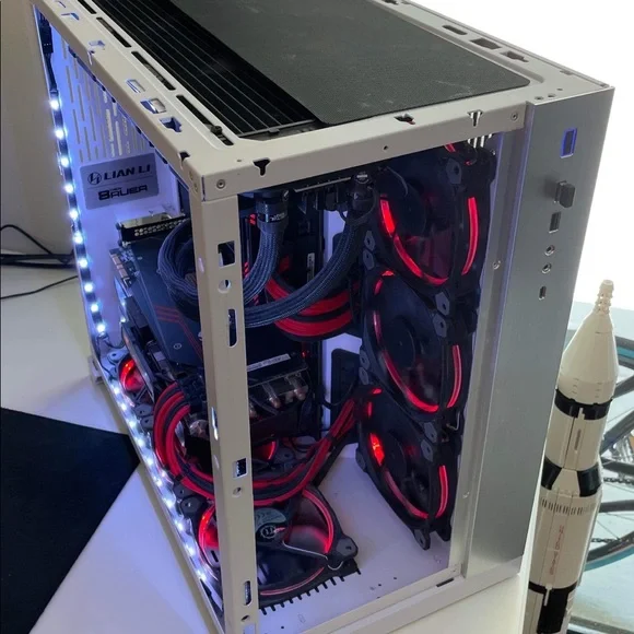 Desktop w/monitor or keyboard. - Picture 5 of 7